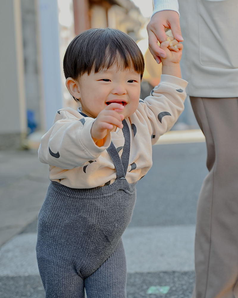 笑顔で歩く男の子