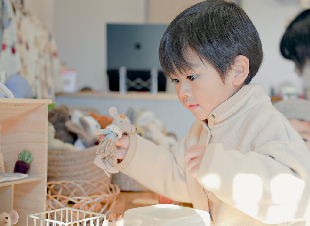 ねずみのぬいぐるみを持つ男の子